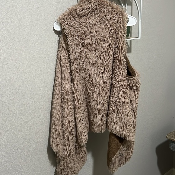 women’s soft reversible warm vest - Picture 4 of 5